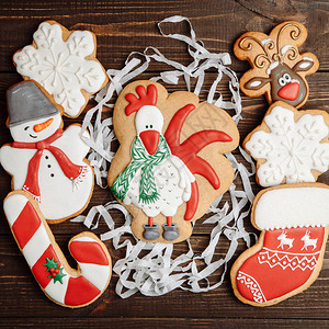 圣诞自制姜饼干配有雪人鹿和图片