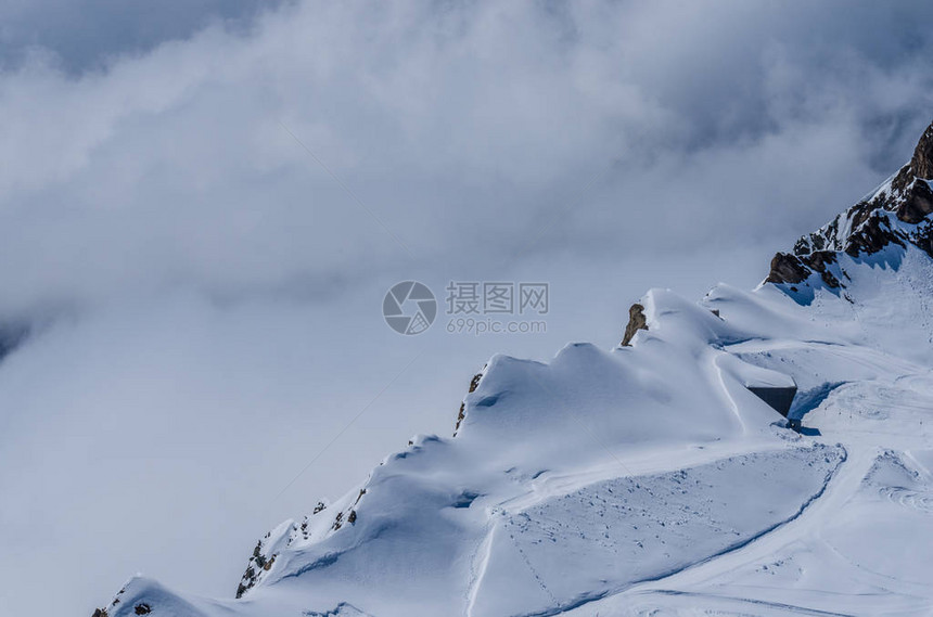 雪山和陡峭的悬崖图片