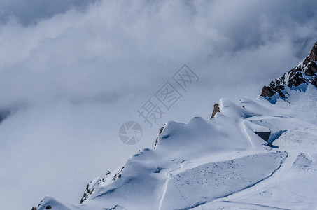 雪山和陡峭的悬崖图片