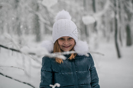 冬天在树林里散步的小女孩图片