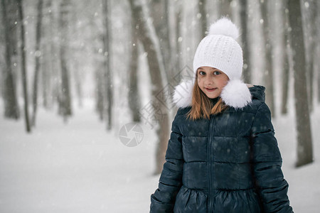冬天在树林里散步的小女孩图片