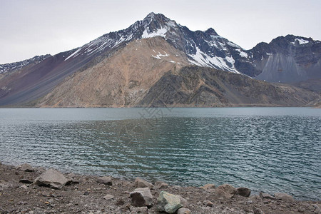 智利泻湖和山脉景观图片