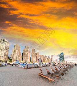 在迪拜的Marina海滩上美丽的夕阳上面有沙滩图片