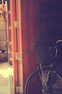 老式木屋wal上的老式自行车图片