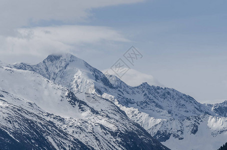 冬天有很多雪的山图片