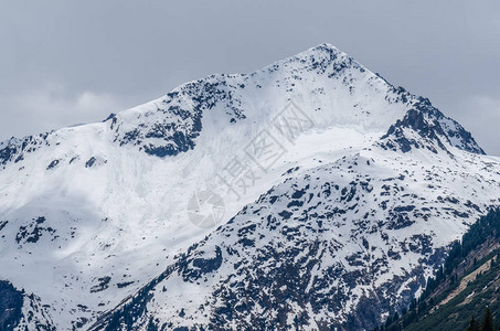 有雪和许多雪崩的高山图片
