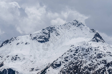 在高山的许多雪崩与雪图片