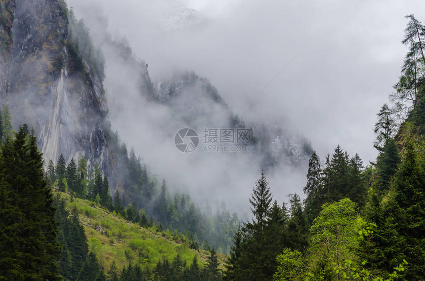 山谷和山脉的浓雾图片