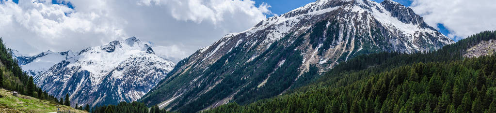 山中美丽的风景与雪景全图片