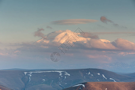 高加索高山和死火山厄尔布鲁士上空春云图片