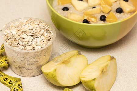 早间健康营养有燕麦粥水果和计量胶带的饮食框架图片