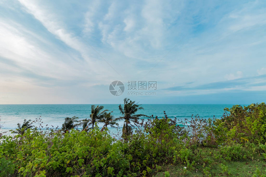 印度尼西亚巴厘岛巴兰甘海滩悬崖上的热带风景图片