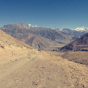 沙漠路通往山上图片