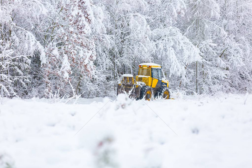 冬季路上的雪犁冬季风景和机器图片