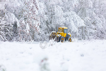 冬季路上的雪犁冬季风景和机器图片