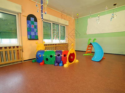 滑梯和塑料管走在幼儿园玩孩子背景图片
