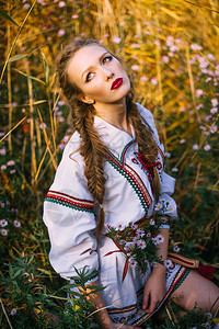 身着白俄罗斯国服时尚清新形象谷物纹理的年轻女孩在图片