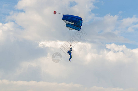 蓝降落伞跳者图片