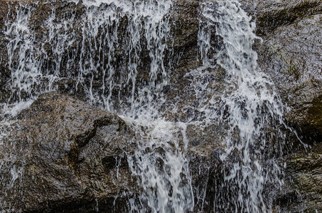 水从瀑布中的岩石流下图片