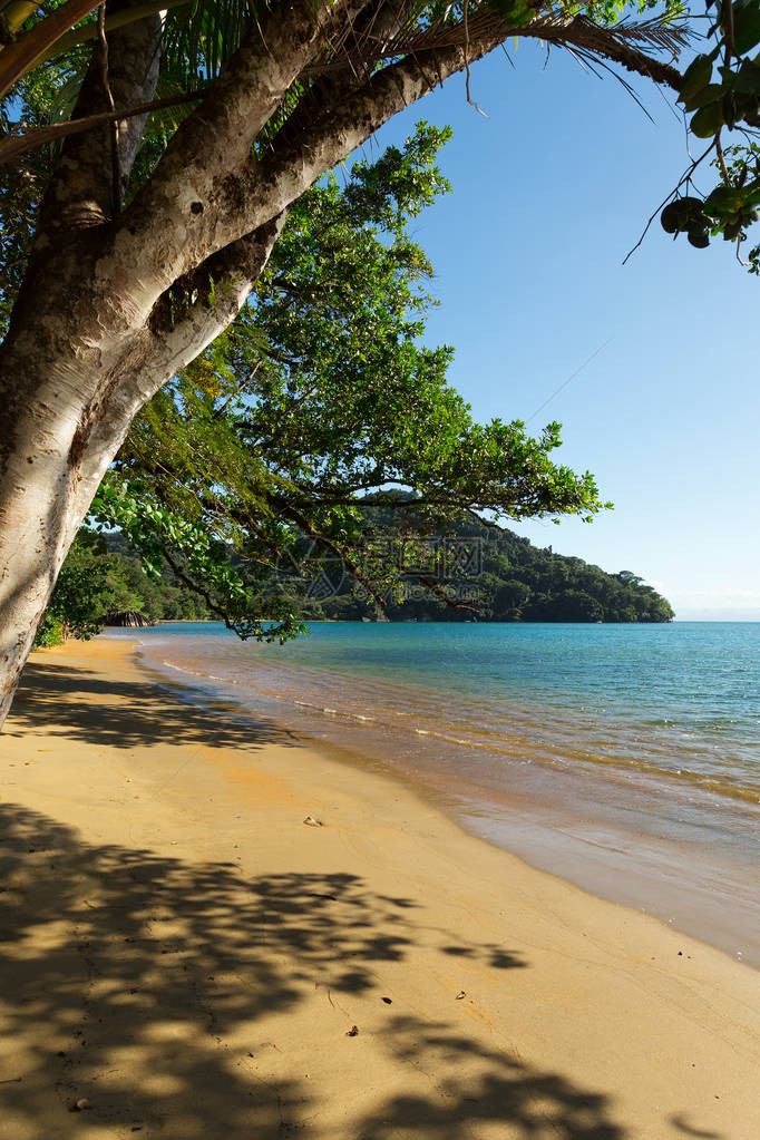 在马达加斯NosyMangabe公园的美丽梦幻天堂海滩蓝天和清海图片