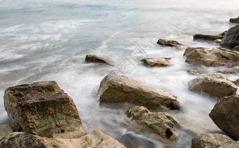海水冲击岩石图片