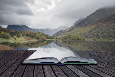 英格兰湖区CrummockWater在日出时的风景图片图片