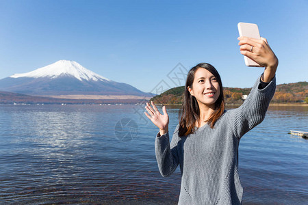 用手机自拍的女人图片