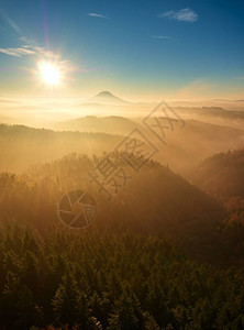 在美丽的山丘中起雾山峰露出浓雾的地貌图片