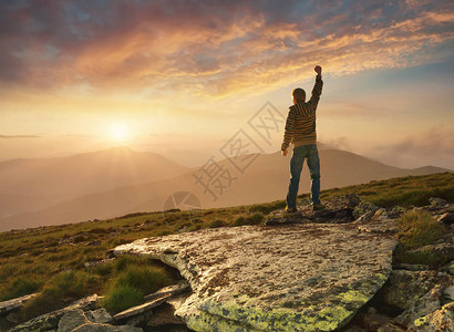 日出时站在山上的人自图片