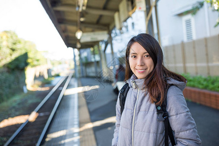 站台上等车的女人图片