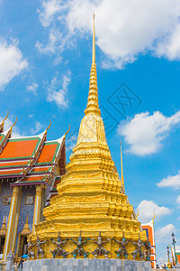 美丽的金塔在泰国寺庙图片
