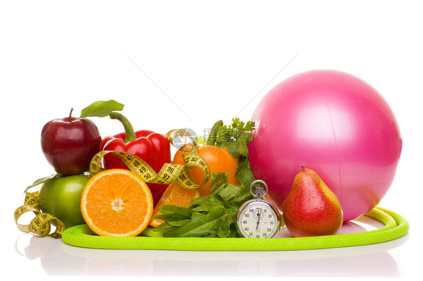 在白色绿色和红色苹果胡椒葡萄葡萄柚欧芹油桃哑铃和卷尺上隔离的健身器图片