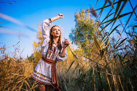 身着白俄罗斯国服时尚清新形象谷物纹理的年轻女孩在图片