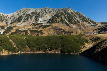 立山中美丽的湖泊图片