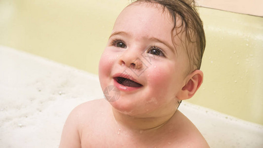 小女婴在浴缸里微笑图片