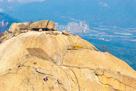 登山者攀登Insuboong岩石图片