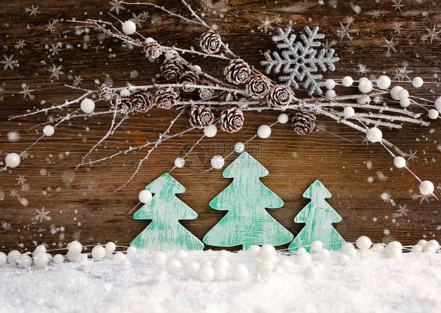 圣诞贺卡与木制圣诞树上的雪地上一个木制的背景节日圣诞节背景图片
