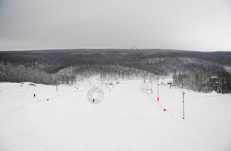 以冬季风景的单色背景滑雪斜坡背景图片