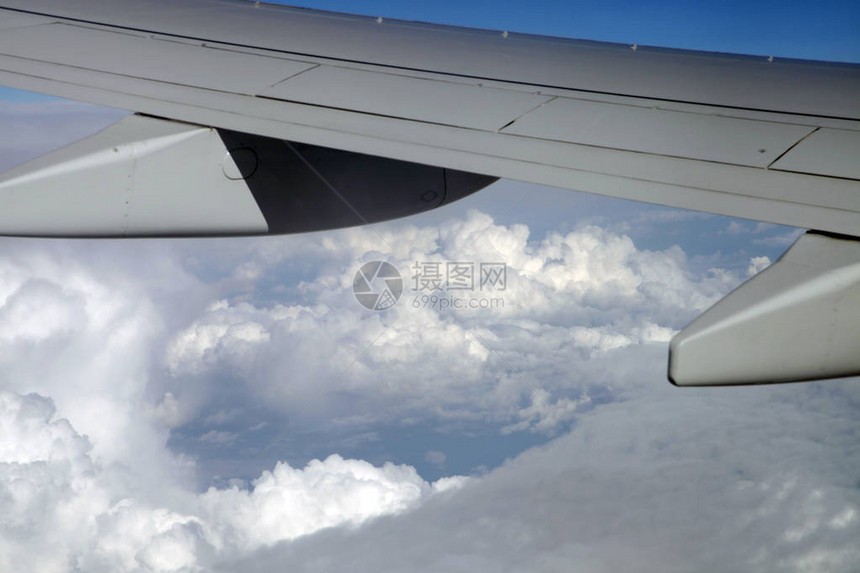 云上的飞机翼图片