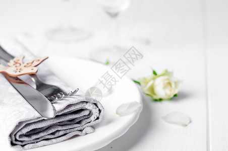 情人节餐桌布置配有白玫瑰盘子和餐具图片
