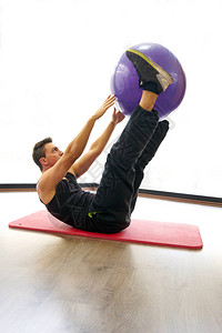 运动健体锻炼运动员在健身房图片