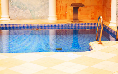 现代酒店的纯净水游泳池照片图片