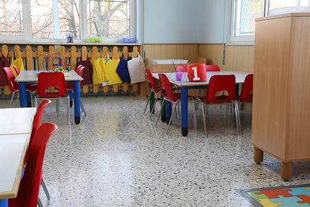儿童学前班小桌椅和玩具小桌图片