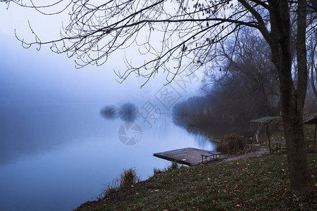 冬雾湖码头图片