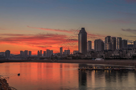 大连市的现代建筑在晚上背景