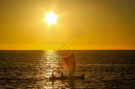 停泊在海洋上的传统钓鱼独木舟图片