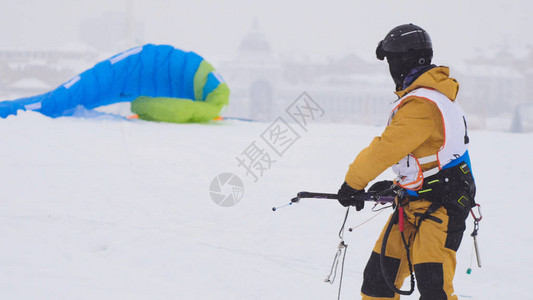 冷冻河雪中下雪风筝冲浪机准图片