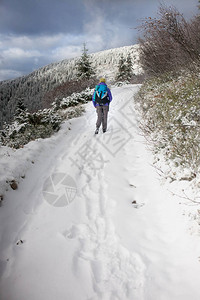 一个女人在雪地里行走图片