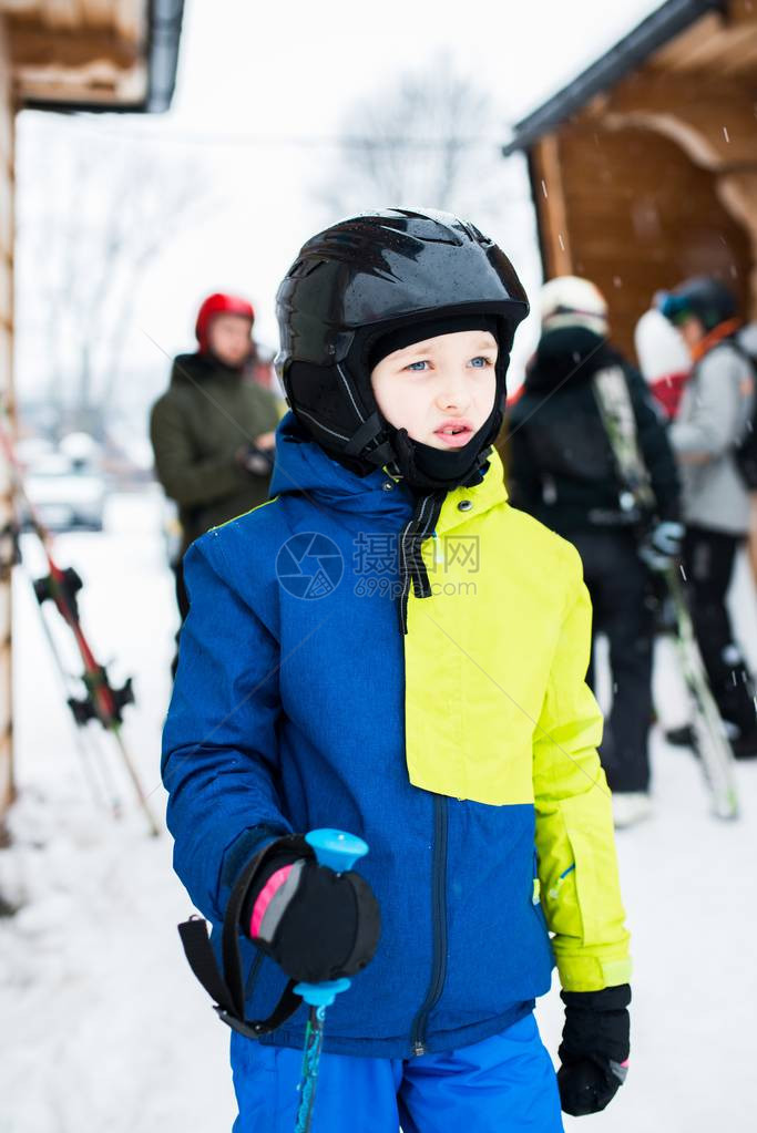 儿童准备滑雪穿黑色头图片