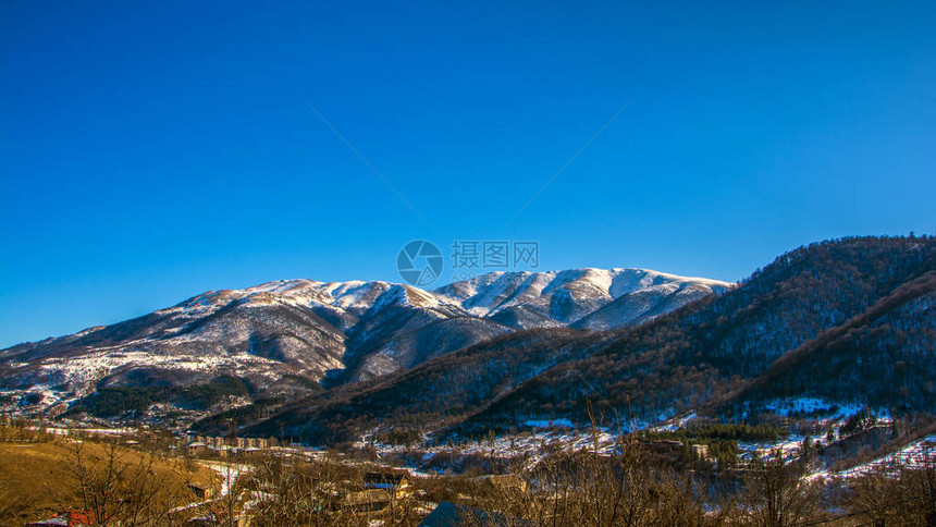 亚美尼亚帝力雪积山上清蓝的天空横扫于图片
